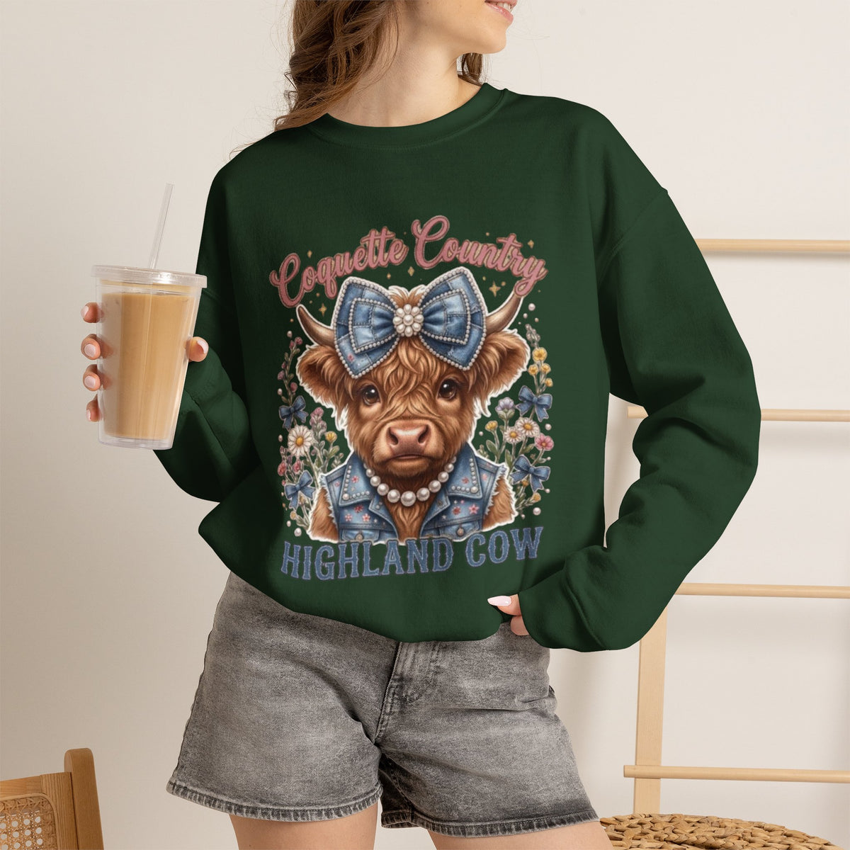 Sweatshirt mit Hochlandrind und blauer Schleife