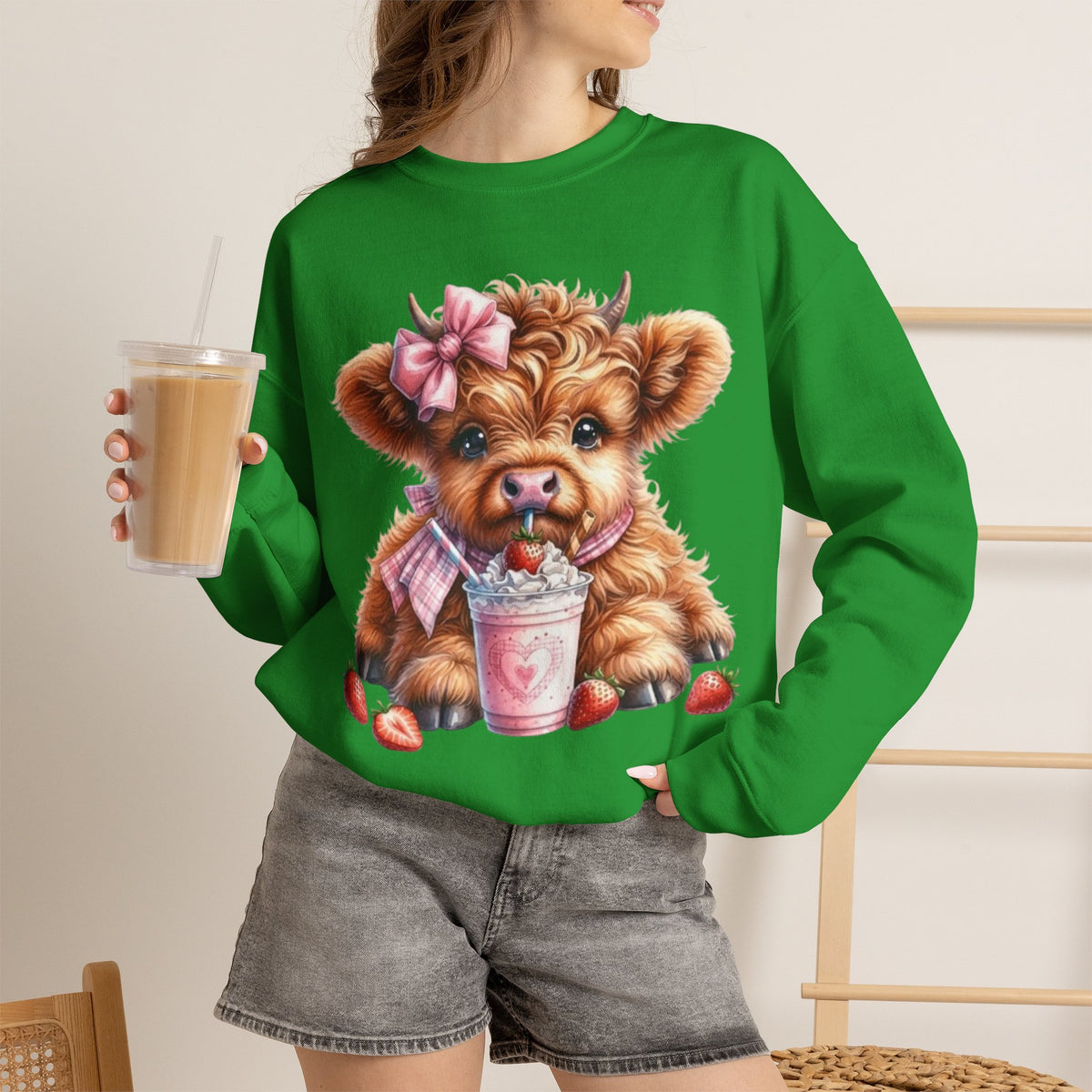 Sweatshirt mit Hochlandkalb und Erdbeerdrink