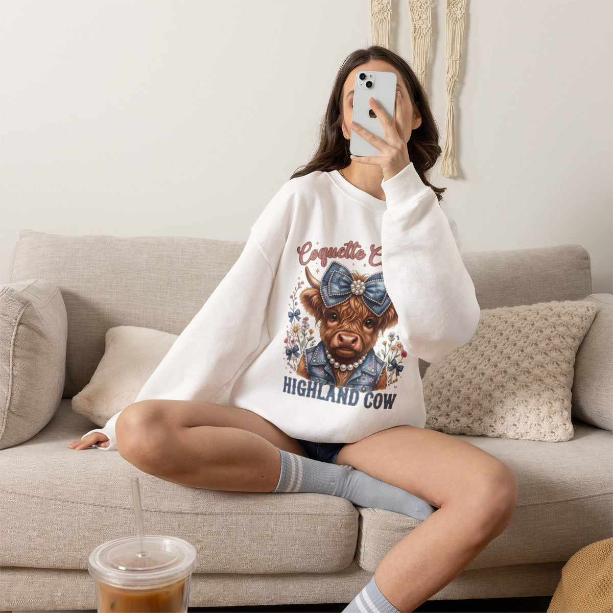 Sweatshirt mit Hochlandrind und blauer Schleife