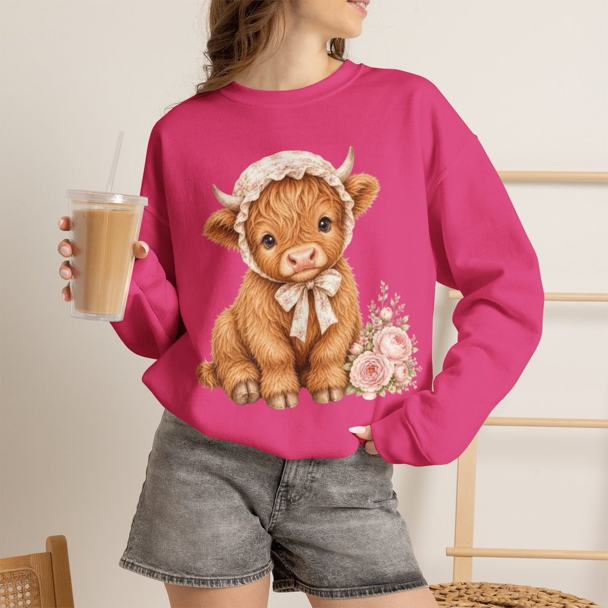 Sweatshirt mit Hochlandkalb und rosa Blumen