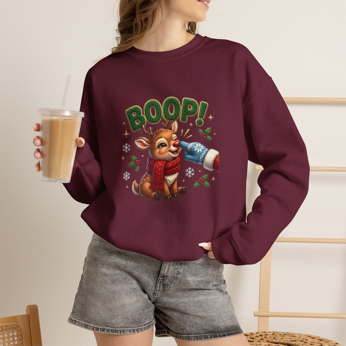 Weihnachtssweatshirt mit Rentier und „BOOP!“-Motiv