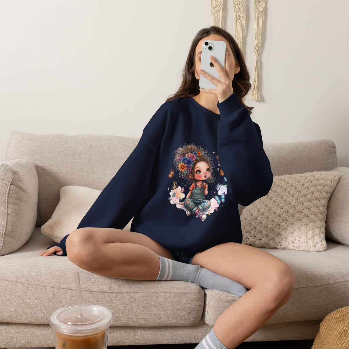 Sweatshirt mit Mädchen-Motiv, Blumen und Schmetterlingen