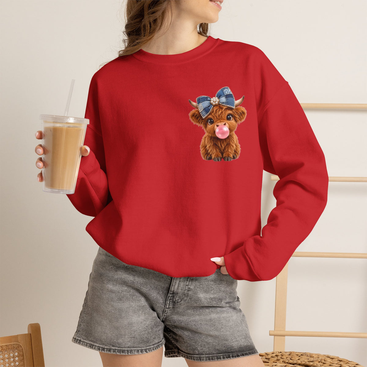 Sweatshirt mit niedlichem Hochlandrind – bestickt