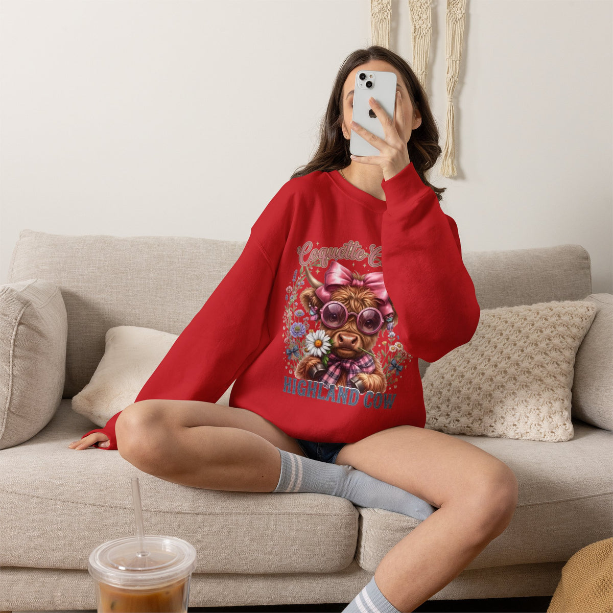 Sweatshirt mit Hochlandrind, rosa Schleife und Sonnenbrille