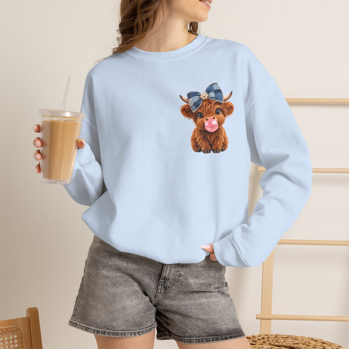 Sweatshirt mit niedlichem Hochlandrind – bestickt