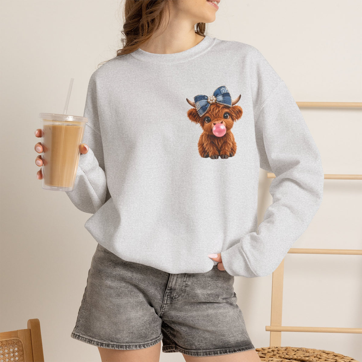 Sweatshirt mit niedlichem Hochlandrind – bestickt