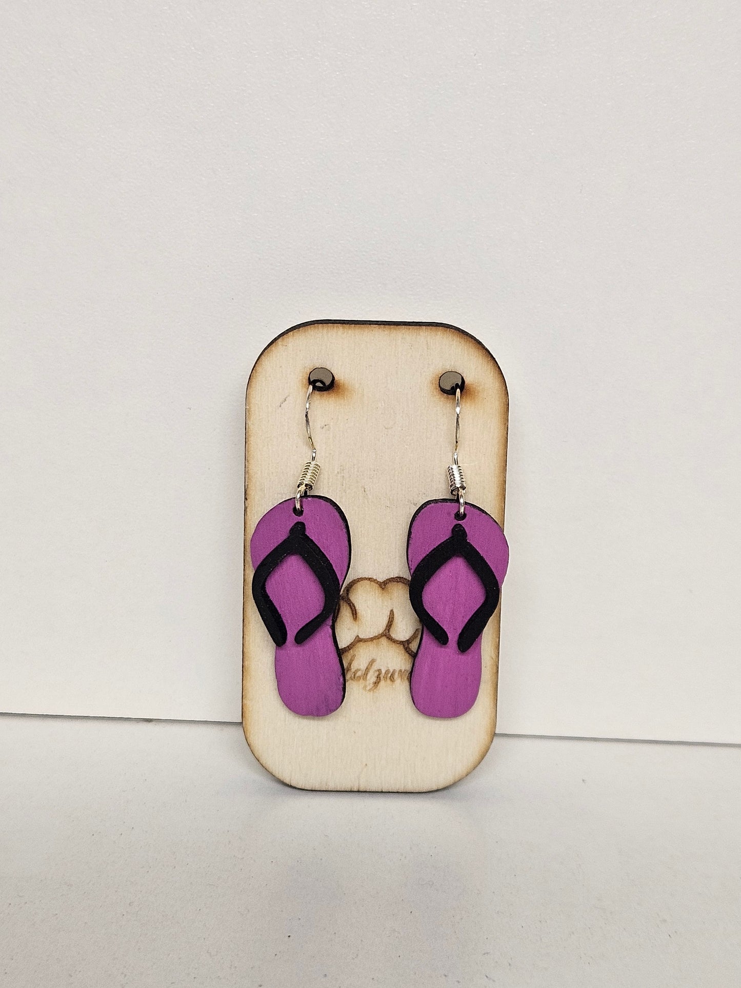 Handgemachte Holz-Ohrringe Flip-Flop Violett mit schwarzen Riemchen und 925 Silberhaken auf Holzdisplay