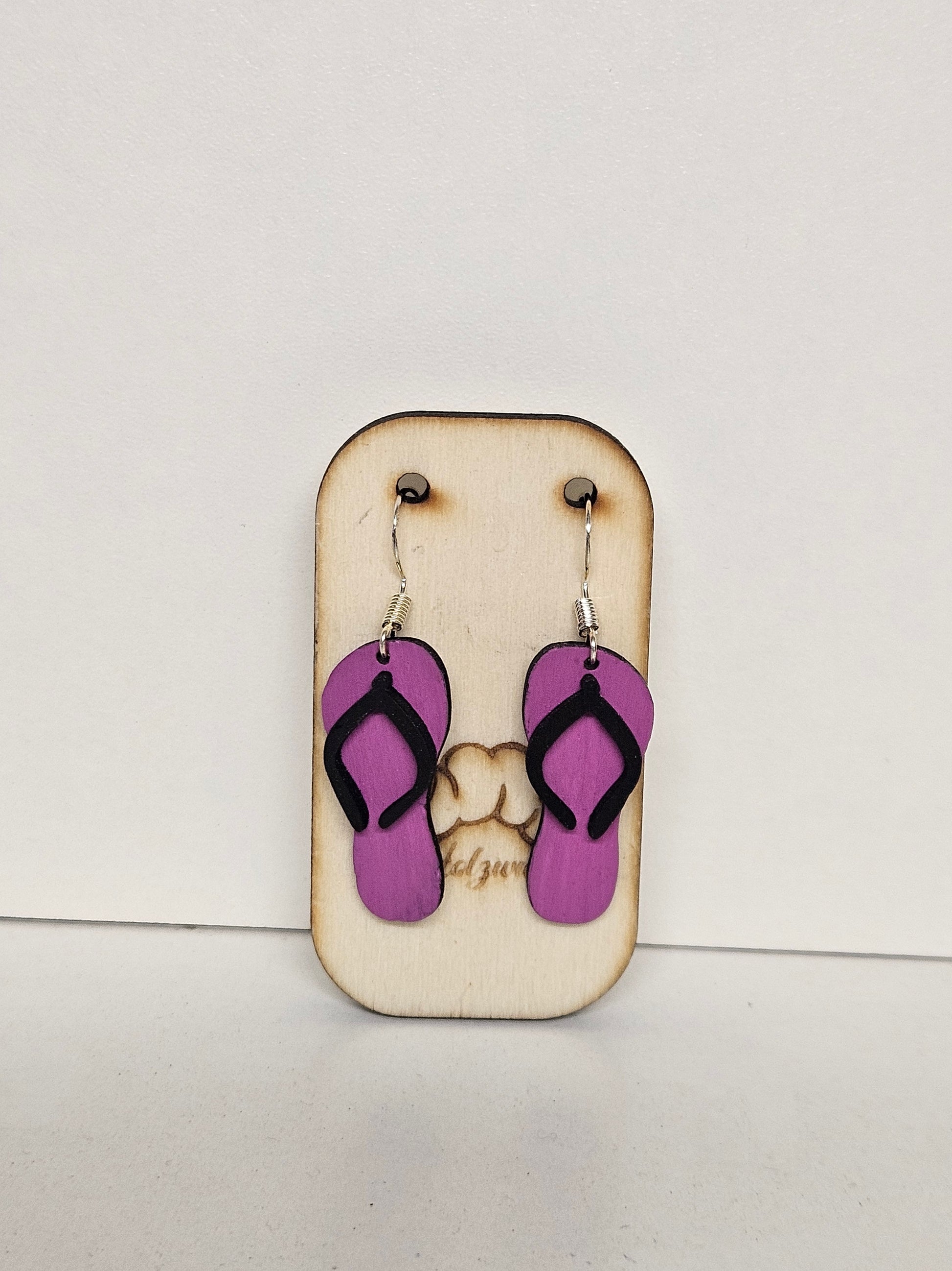 Handgemachte Holz-Ohrringe Flip-Flop Violett mit schwarzen Riemchen und 925 Silberhaken auf Holzdisplay