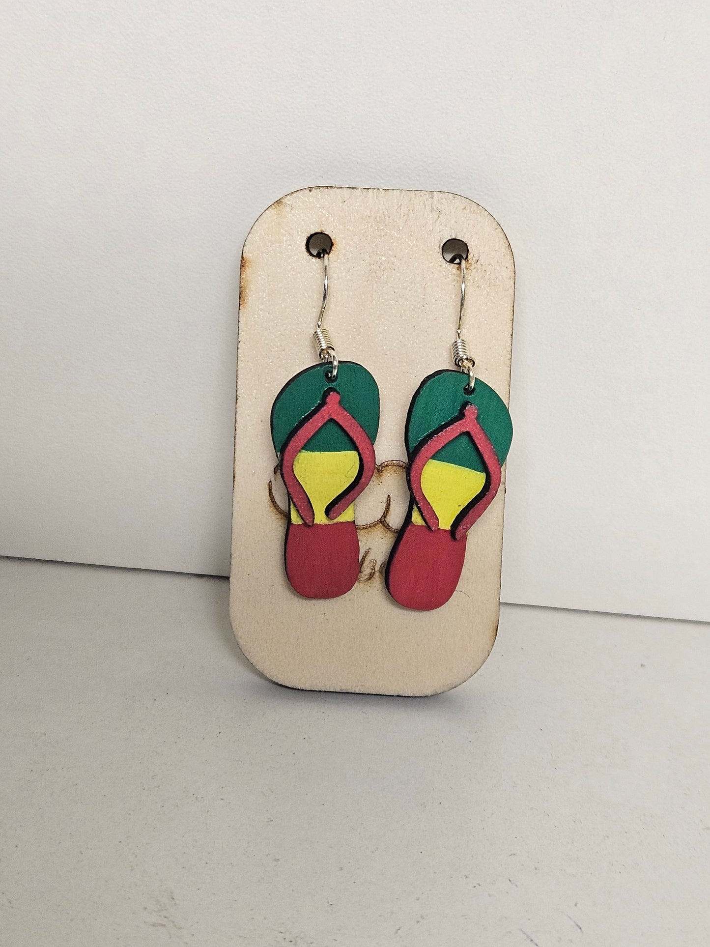 Handgemachte Holz-Ohrringe Flip-Flop Multicolor Petrol Gelb Rosa mit 925 Silberhaken auf Holzdisplay