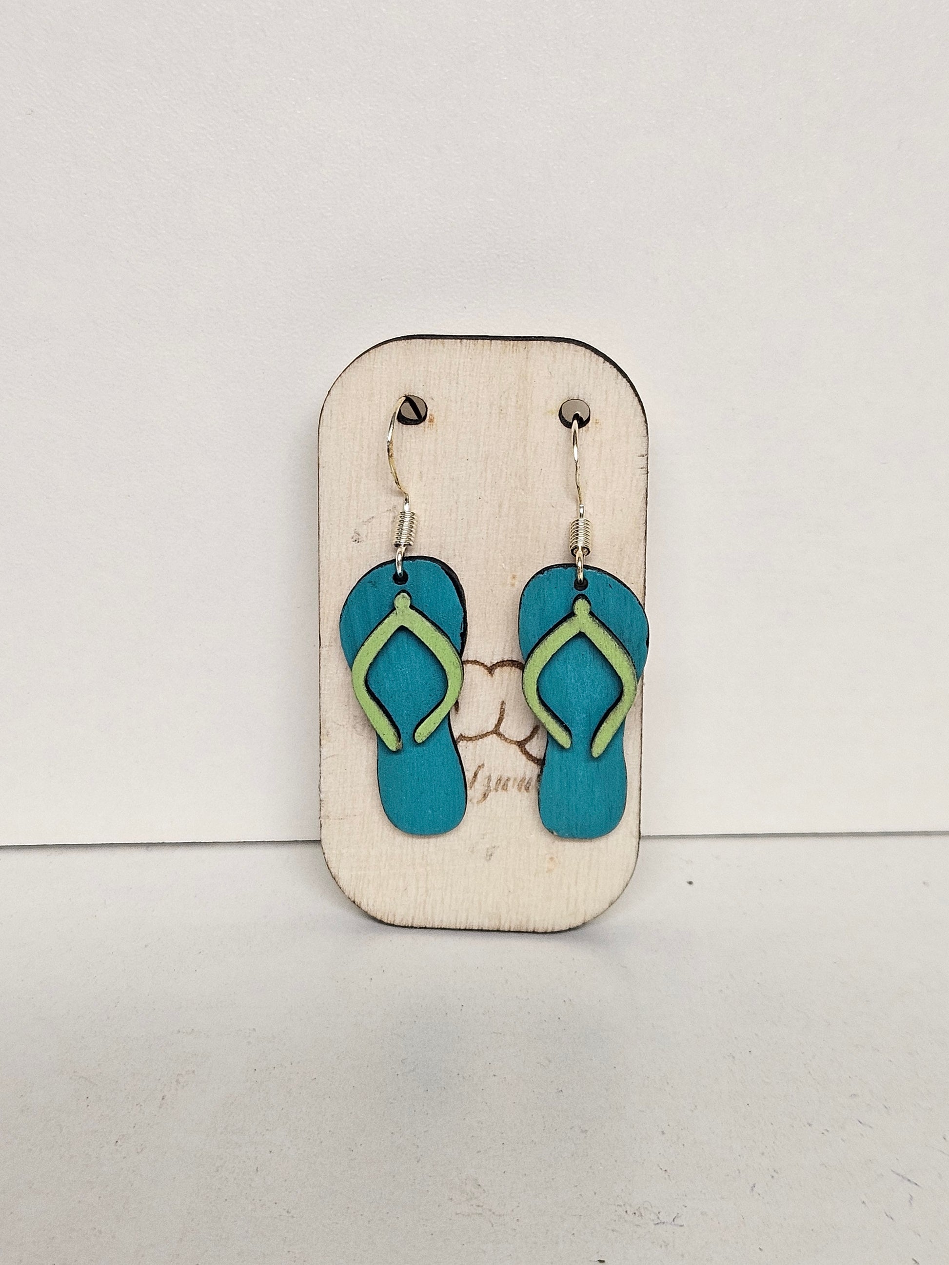 Handgemachte Holz-Ohrringe Flip-Flop Türkis mit Limetten-Riemchen und 925 Silberhaken auf Holzdisplay