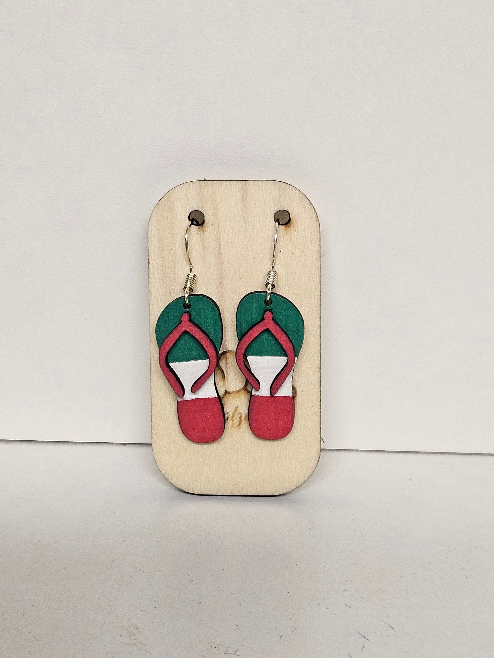 Handgemachte Holz-Ohrringe Flip-Flop Tricolor Grün Weiß Rot mit 925 Silberhaken auf Holzdisplay