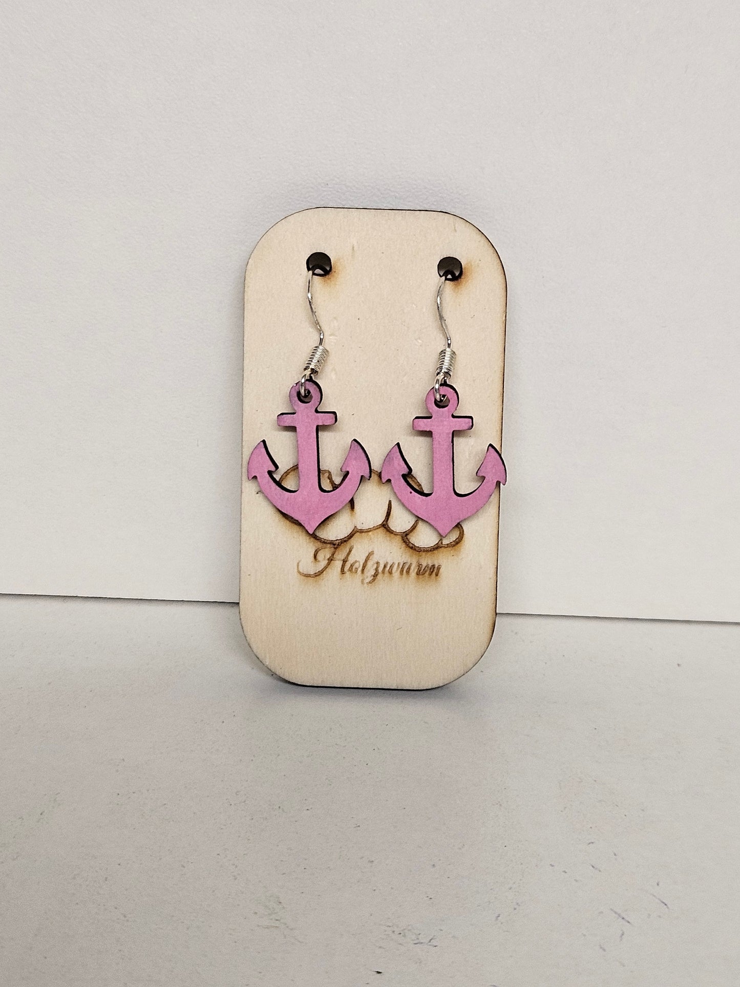 Handgemachte Holz-Ohrringe Anker Rosa mit 925 Silberhaken auf Holzdisplay Holzwurm