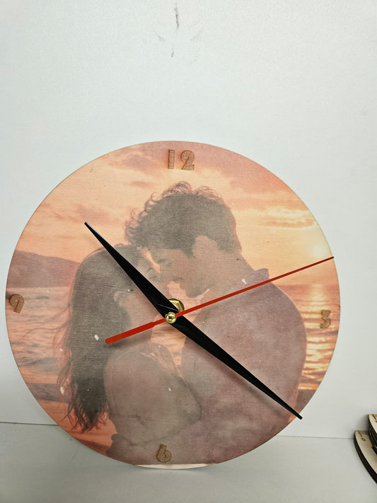 Personalisierte Wanduhr aus Holz mit Farbfoto – Beispiel