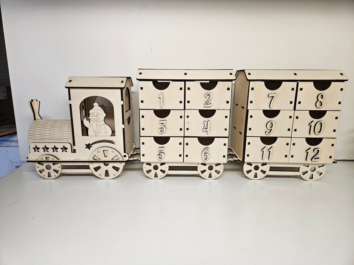 Adventskalender Zug aus Holz mit 24 nummerierten Schubladen
