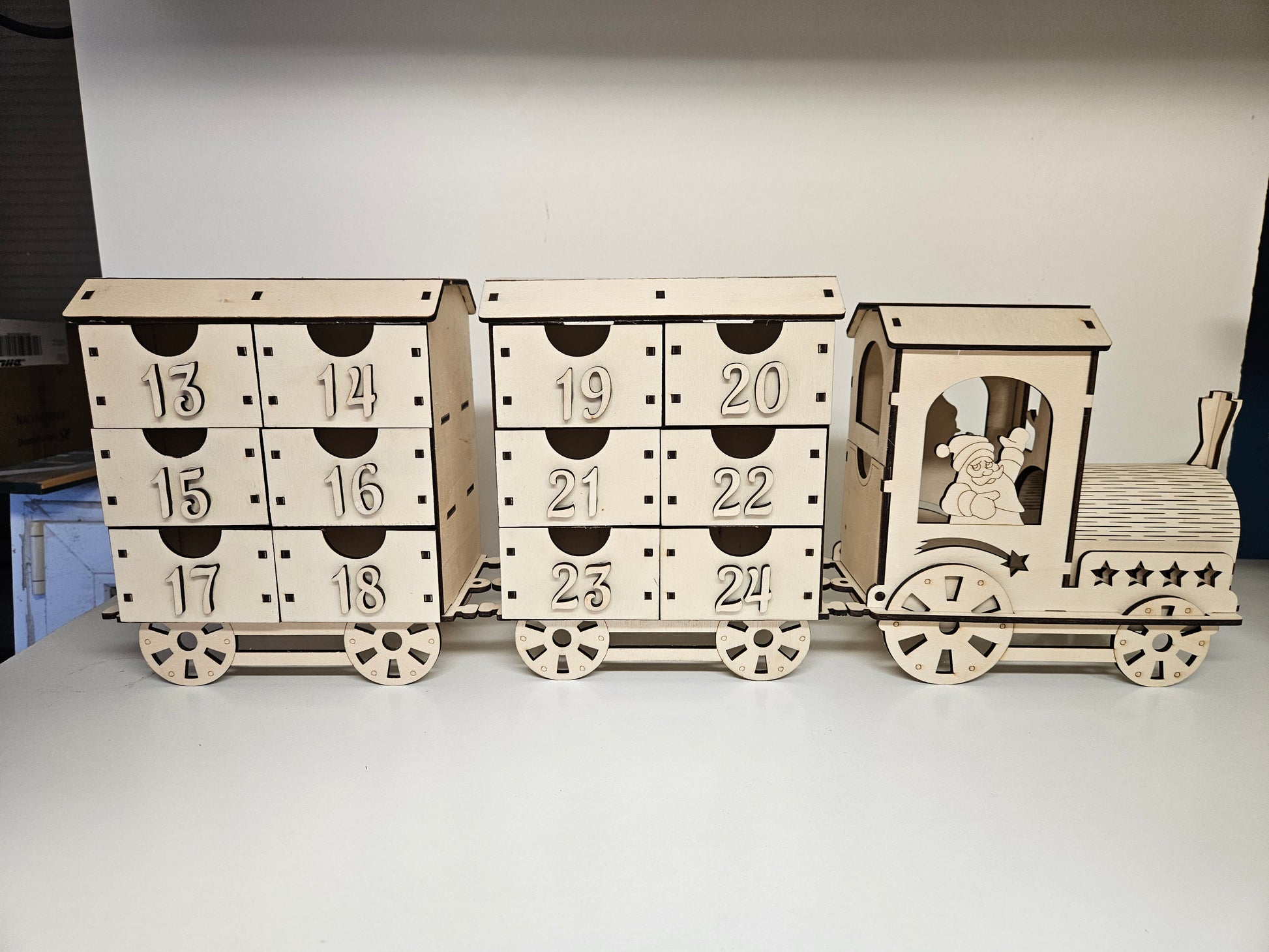 Adventskalender Zug aus Holz – Rückseite mit Schubladen 13 bis 24