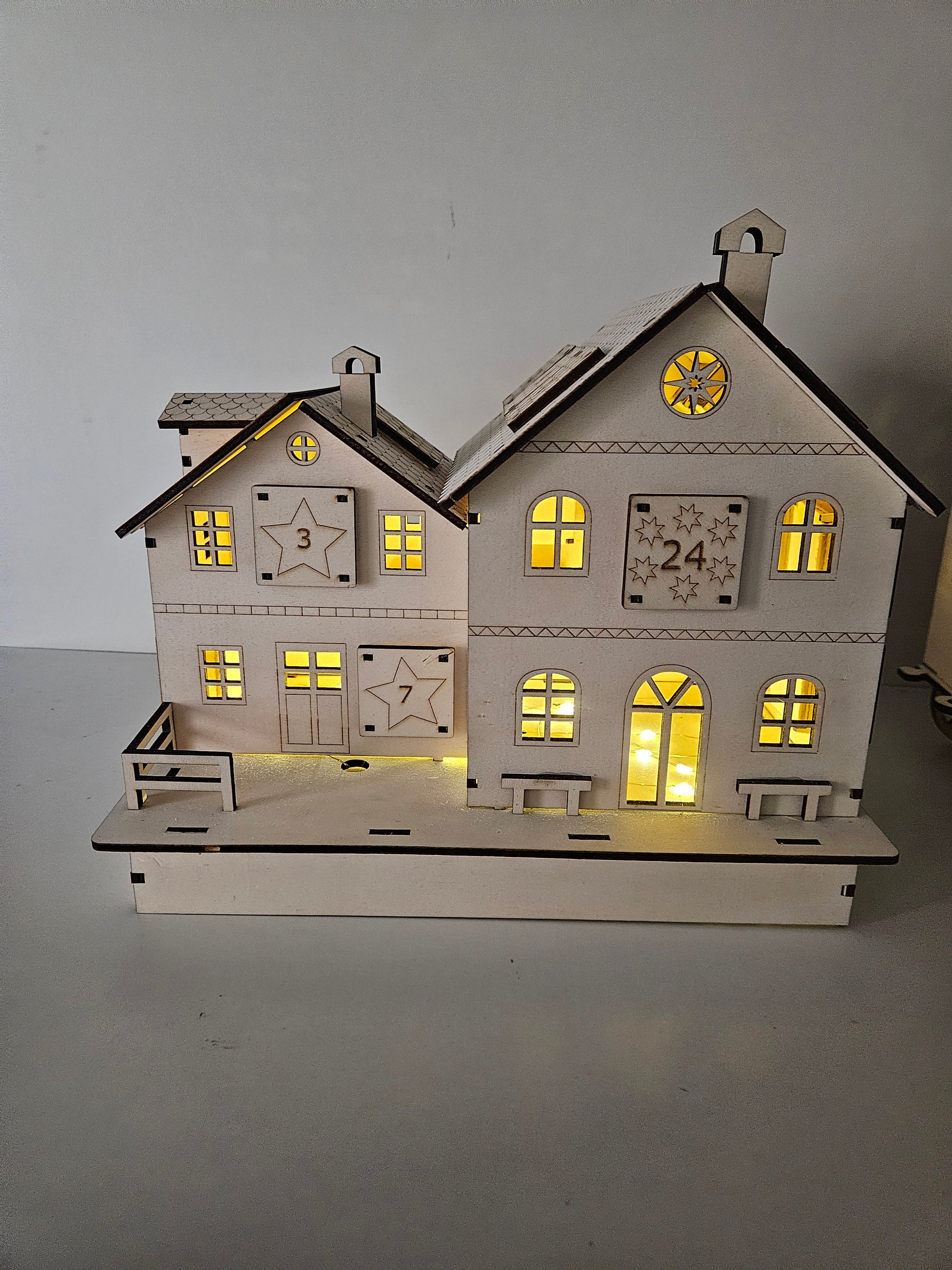 Beleuchtetes Holz-Adventskalender-Haus mit LED-Licht