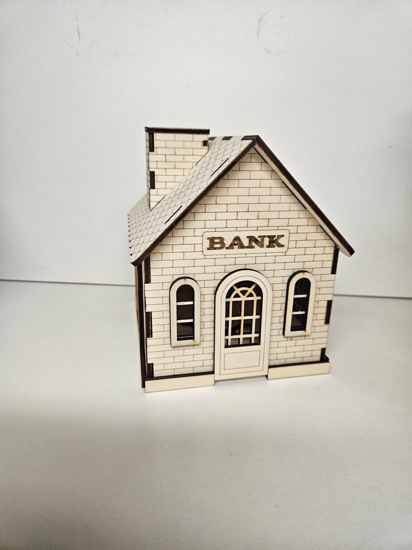 Spardose Bank aus Birkensperrholz mit Ziegelmuster und Schindeldach