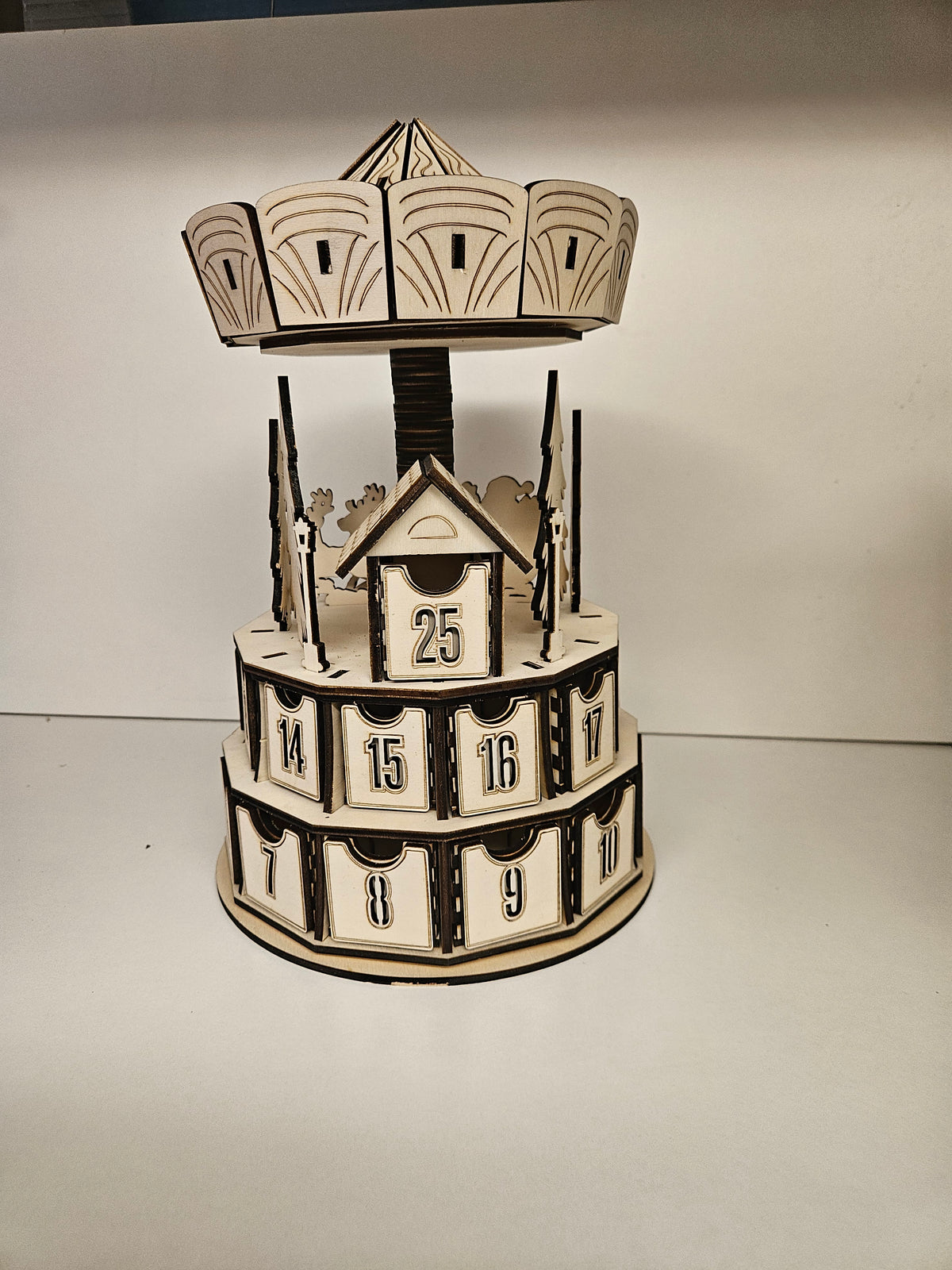 Handgefertigter Adventskalender aus Holz im Karussell-Design mit 25 Schubladen