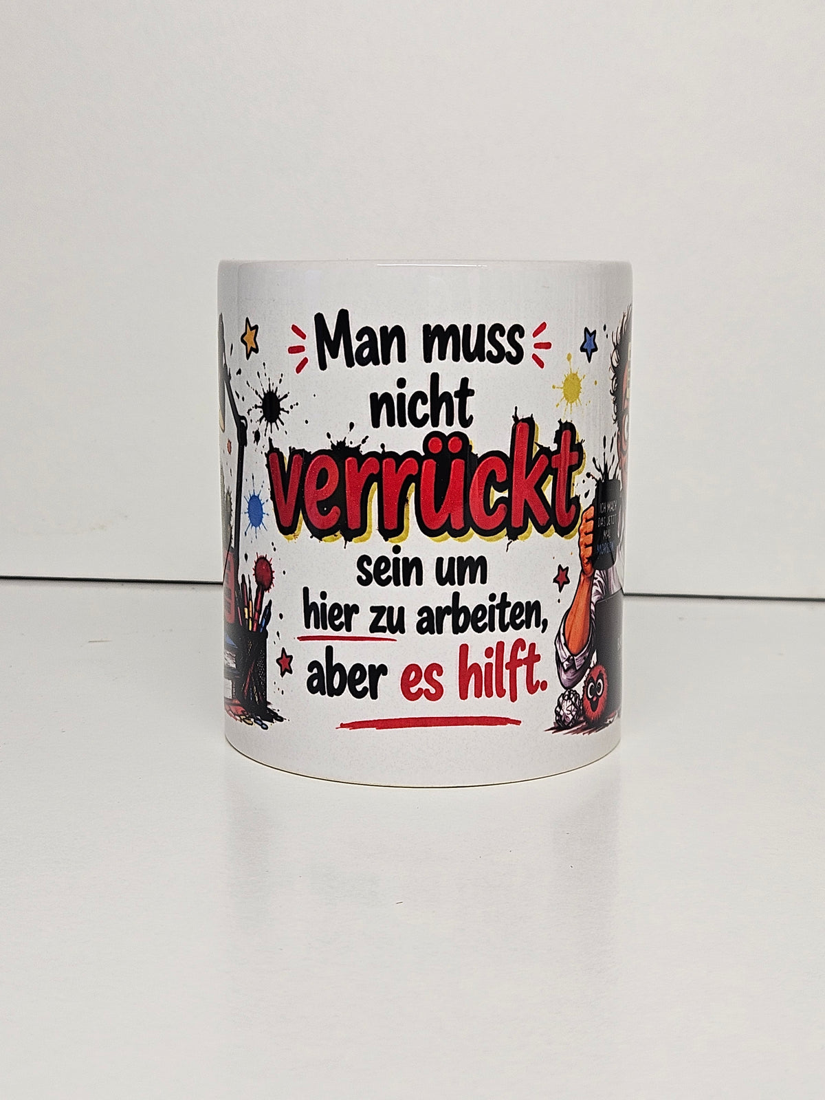 Kaffeetasse mit Spruch: Man muss nicht verrückt sein um hier zu arbeiten, aber es hilft – Sublimationsdruck