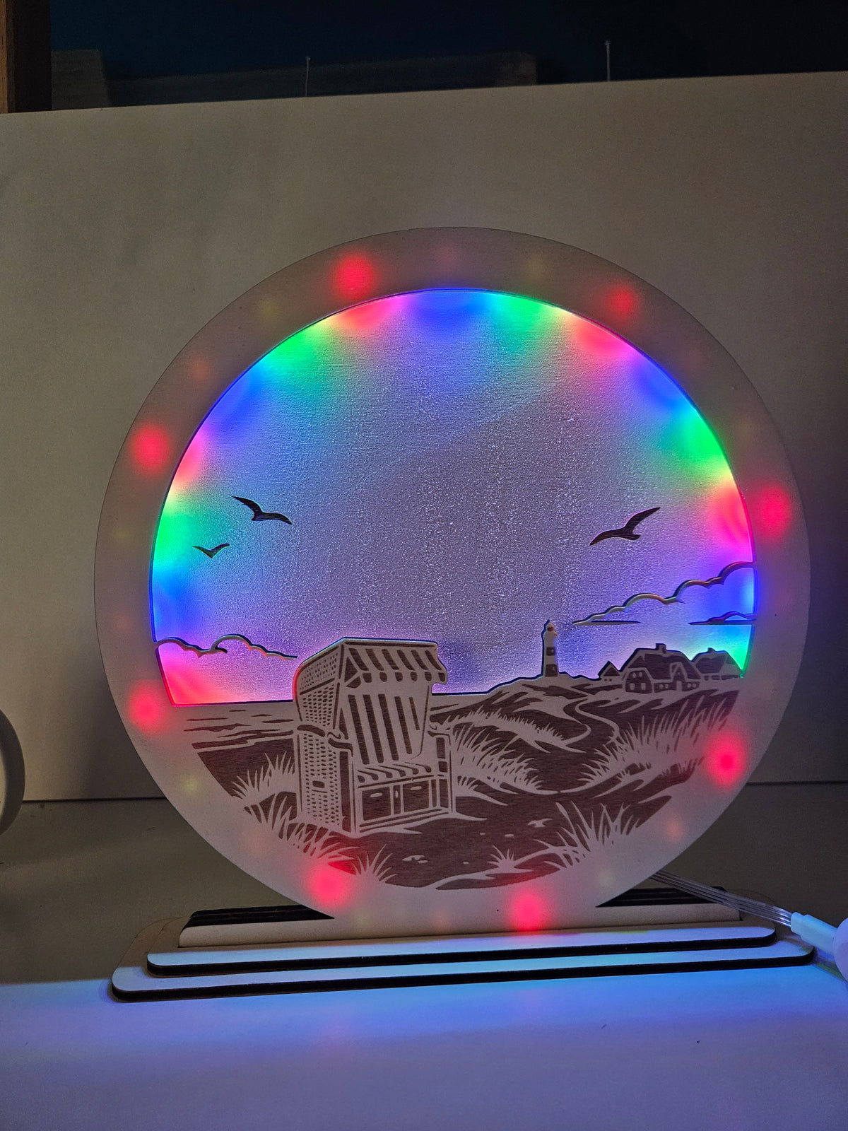 Maritime LED-Lampe mit Küstenmotiv, Strandkorb, Leuchtturm und buntem RGB-Licht
