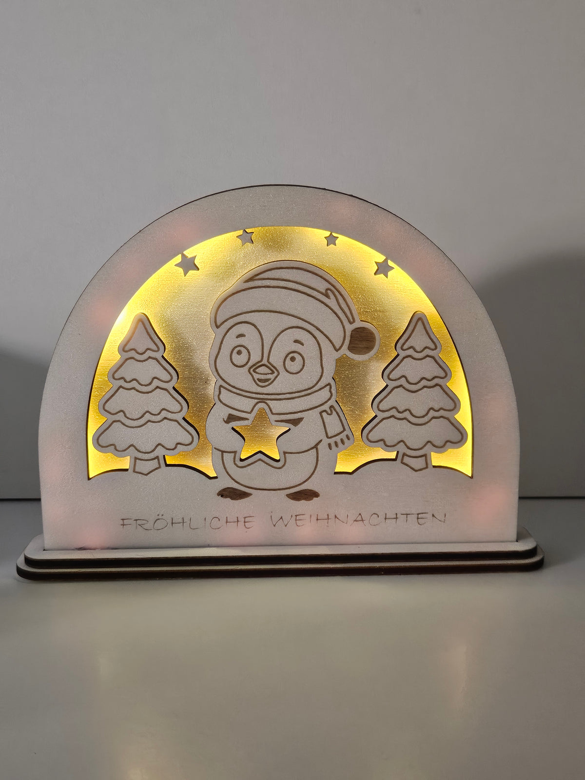 Weihnachtslampe mit Pinguin, Tannen und warmem Licht