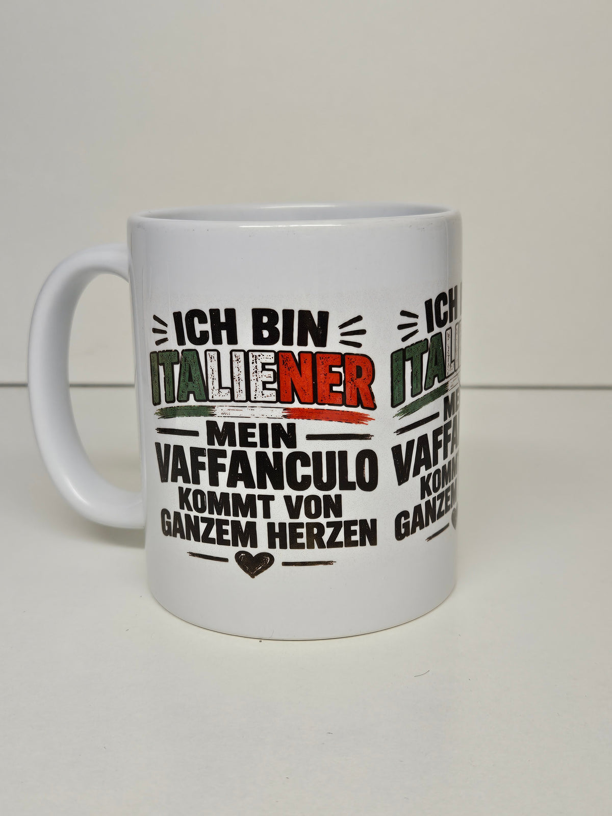 Weiße Kaffeetasse mit Aufdruck Ich bin Italiener und frechem Spruch