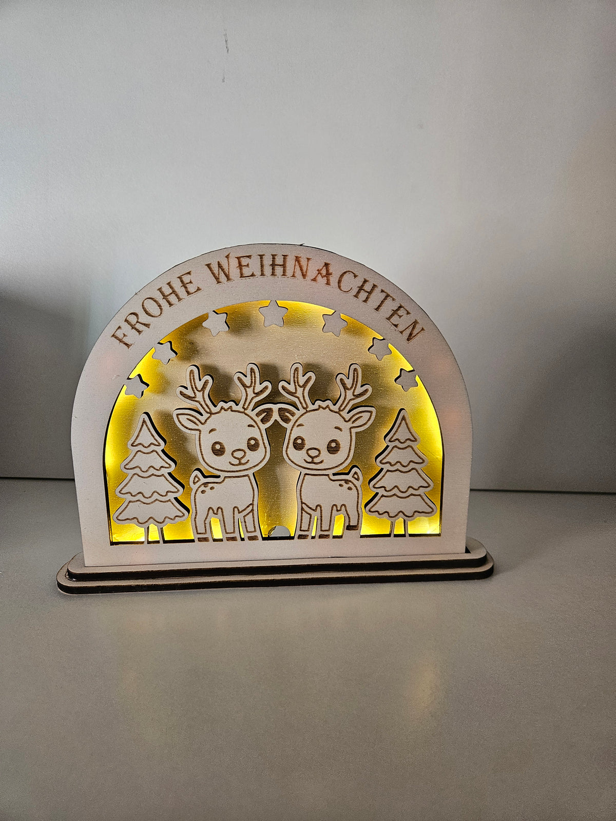 Holz-Weihnachtslampe mit zwei Rentieren, Tannenbäumen, Sternen und warmem LED-Licht