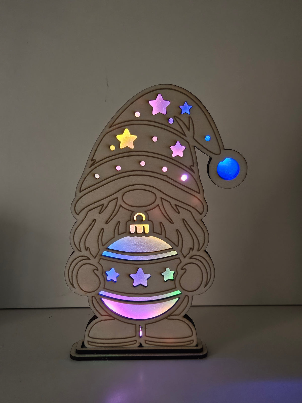 Wichtel aus Holz mit bunten LED-Lichtern, Sternen und Weihnachtskugel