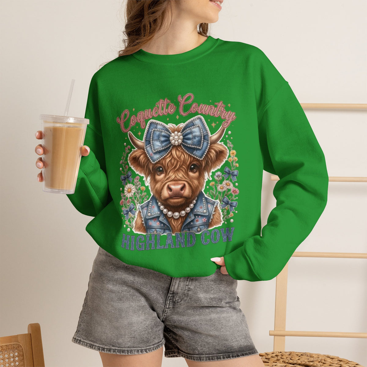 Sweatshirt mit Hochlandrind und blauer Schleife
