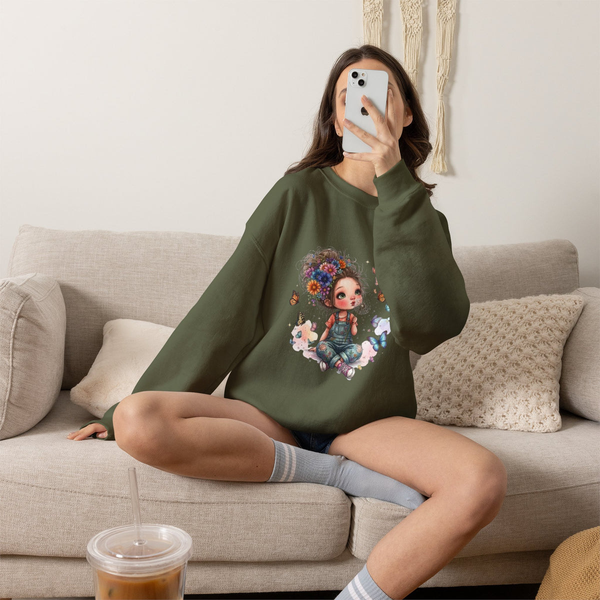 Sweatshirt mit Mädchen-Motiv, Blumen und Schmetterlingen