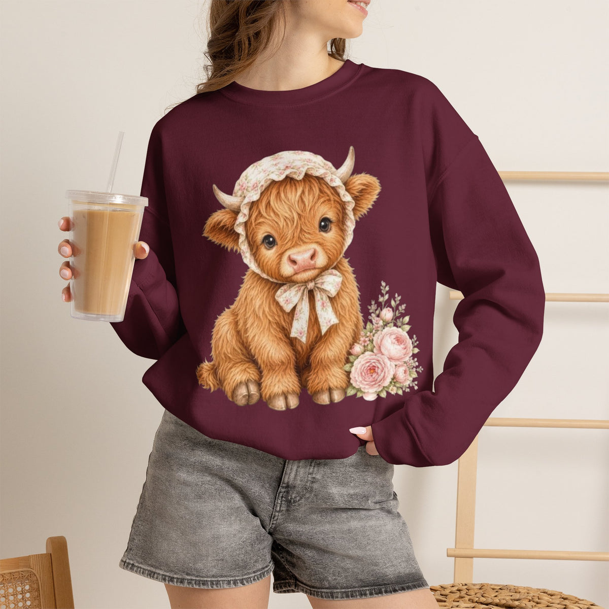 Sweatshirt mit Hochlandkalb und rosa Blumen
