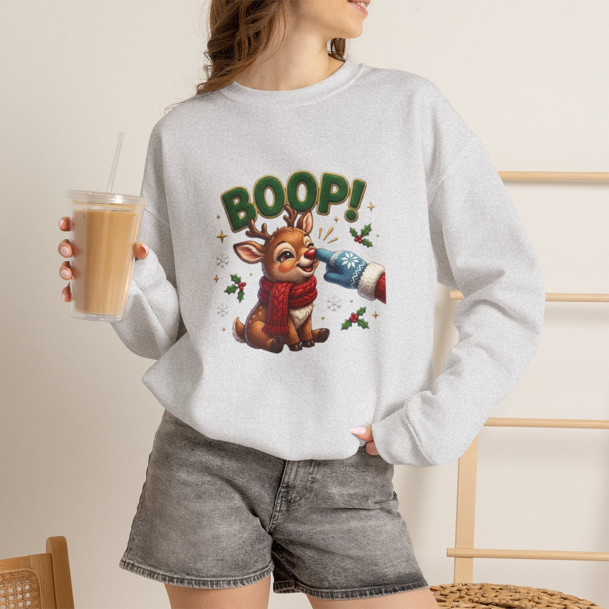 Weihnachtssweatshirt mit Rentier und „BOOP!“-Motiv