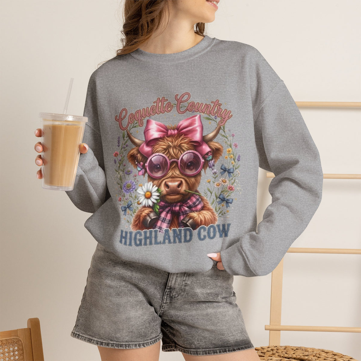 Sweatshirt mit Hochlandrind, rosa Schleife und Sonnenbrille