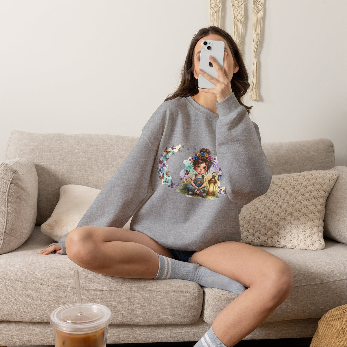 Sweatshirt mit Mädchen, Laterne und Schmetterlingen