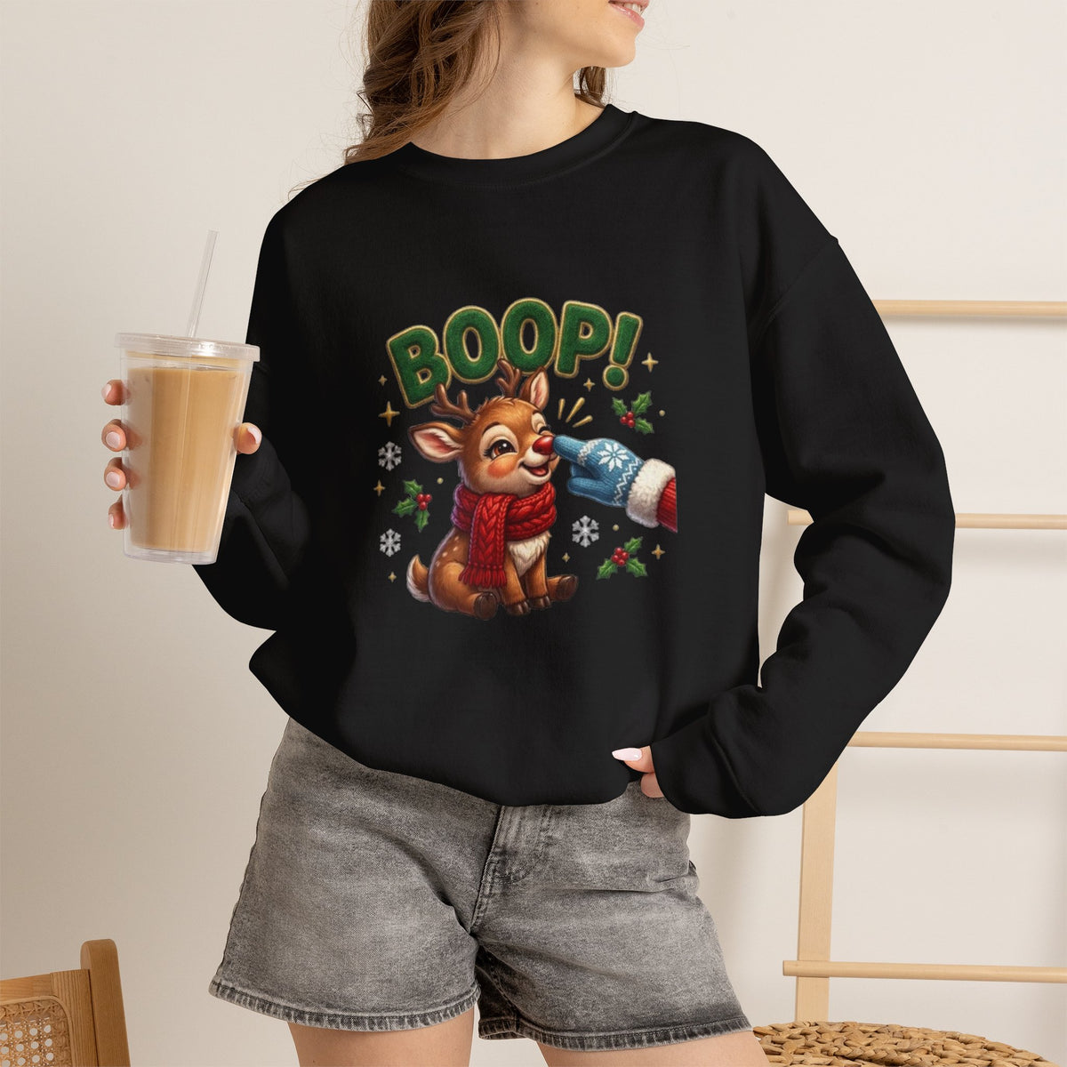Weihnachtssweatshirt mit Rentier und „BOOP!“-Motiv