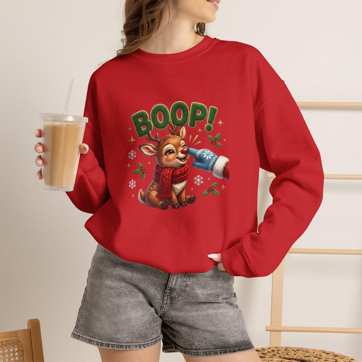 Weihnachtssweatshirt mit Rentier und „BOOP!“-Motiv
