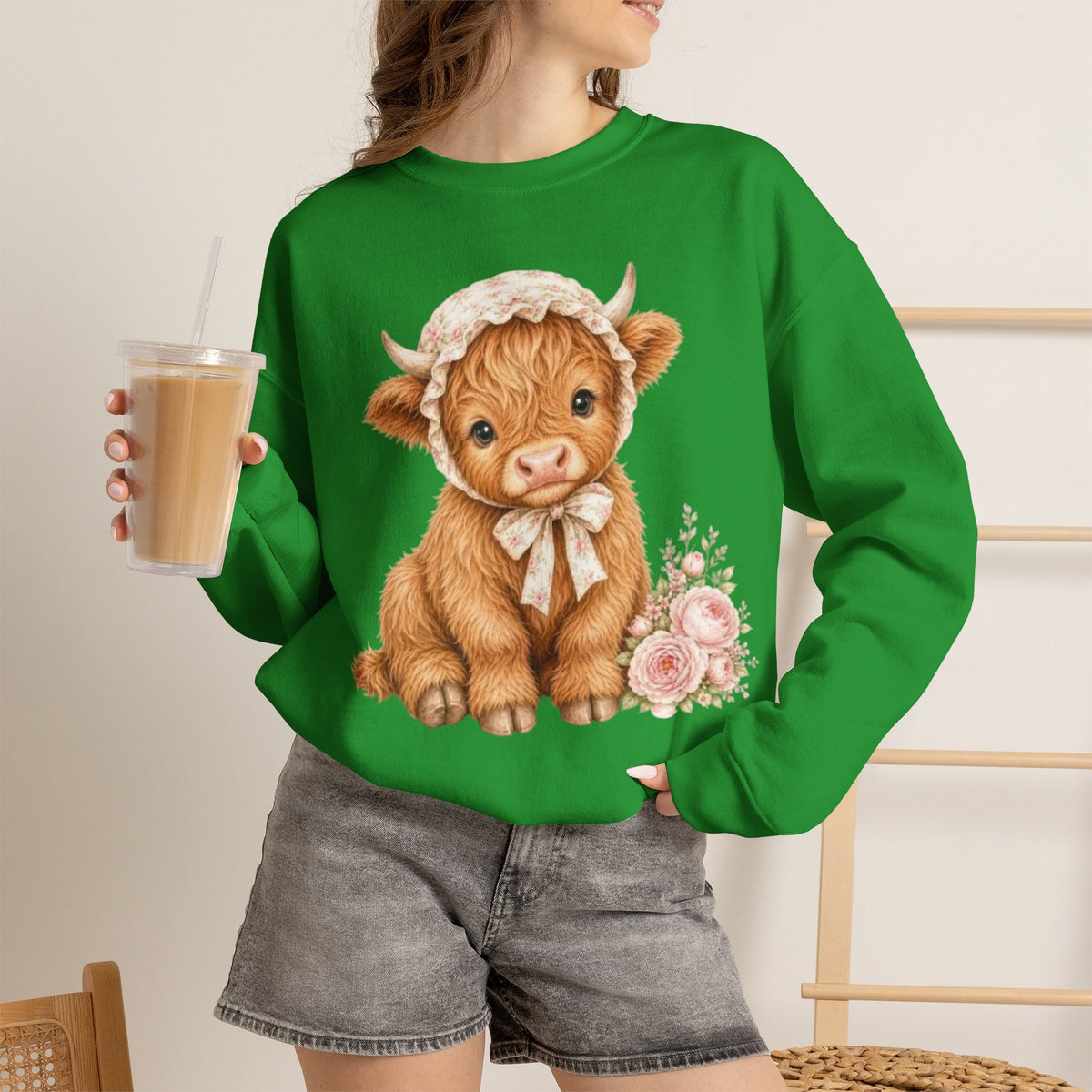 Sweatshirt mit Hochlandkalb und rosa Blumen
