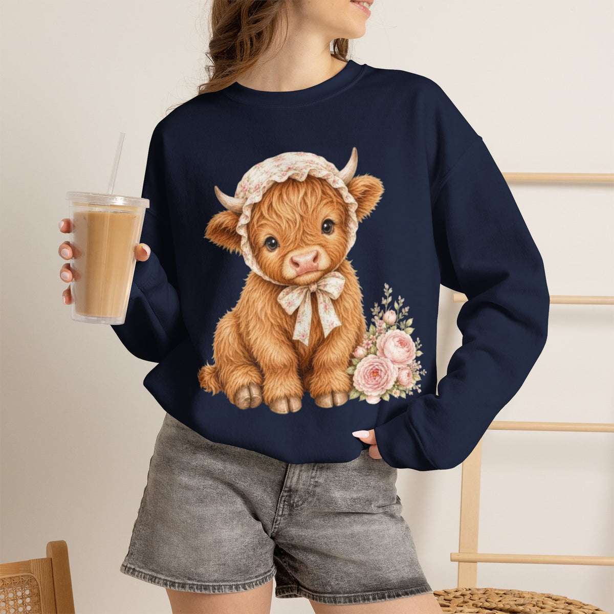 Sweatshirt mit Hochlandkalb und rosa Blumen