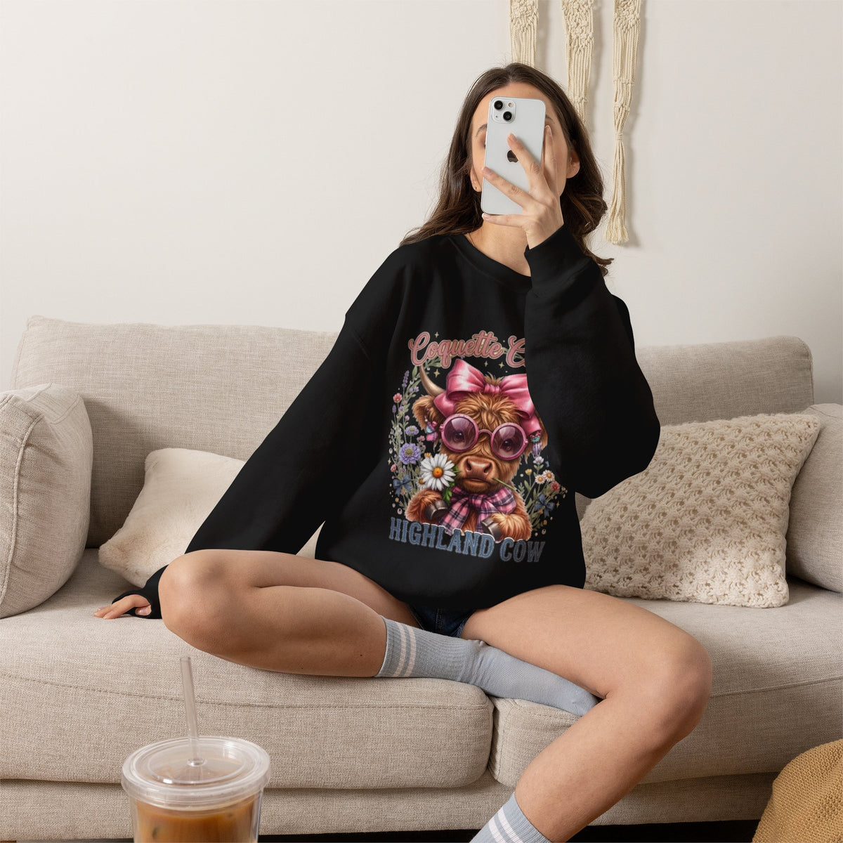 Sweatshirt mit Hochlandrind, rosa Schleife und Sonnenbrille