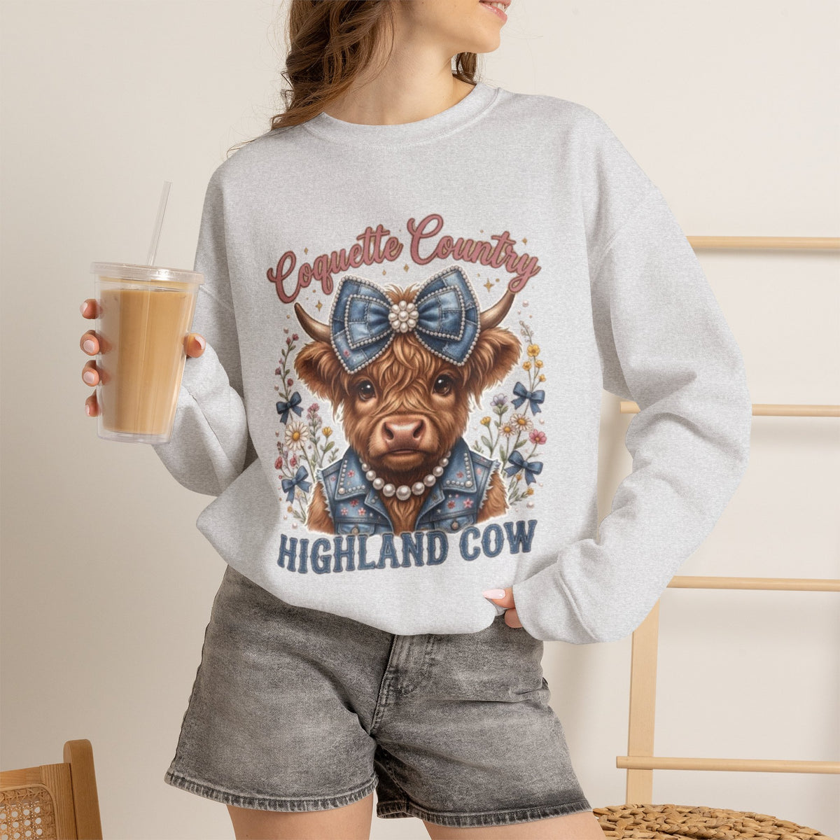 Sweatshirt mit Hochlandrind und blauer Schleife