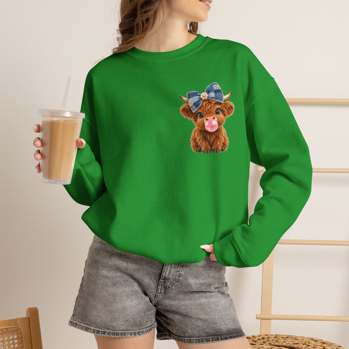 Sweatshirt mit niedlichem Hochlandrind – bestickt