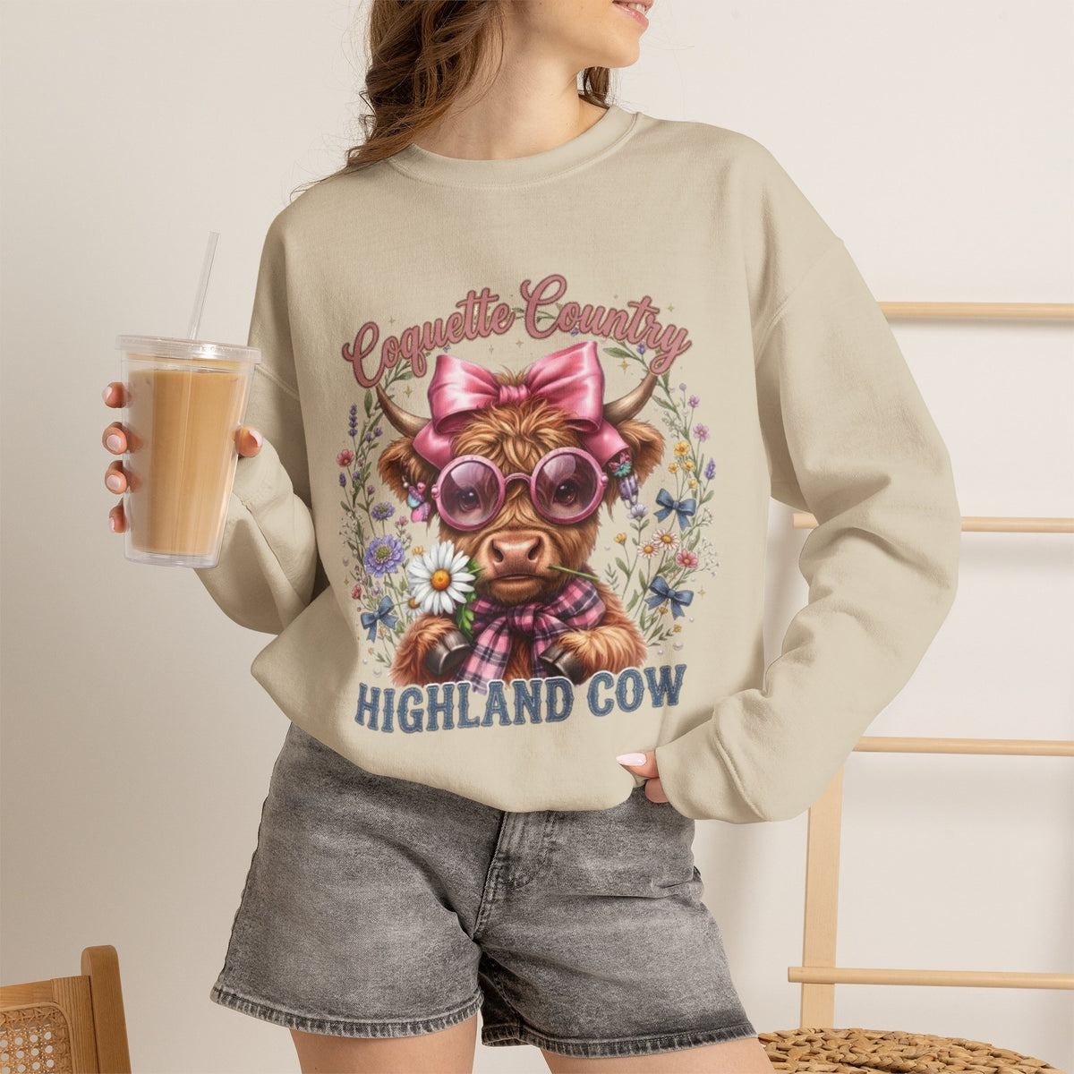 Sweatshirt mit Hochlandrind, rosa Schleife und Sonnenbrille
