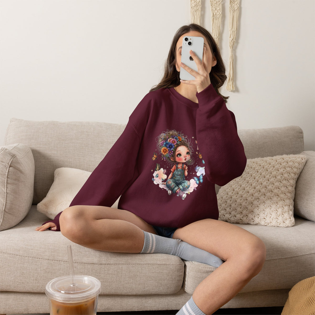Sweatshirt mit Mädchen-Motiv, Blumen und Schmetterlingen