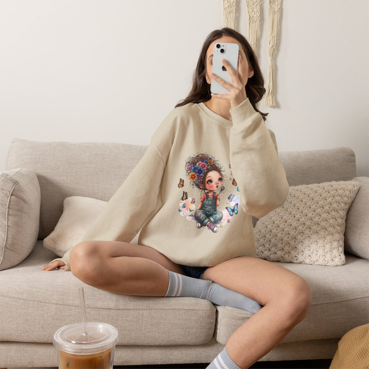 Sweatshirt mit Mädchen-Motiv, Blumen und Schmetterlingen