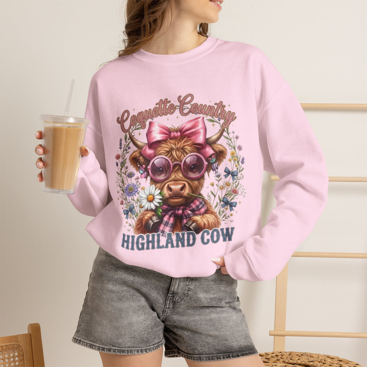 Sweatshirt mit Hochlandrind, rosa Schleife und Sonnenbrille