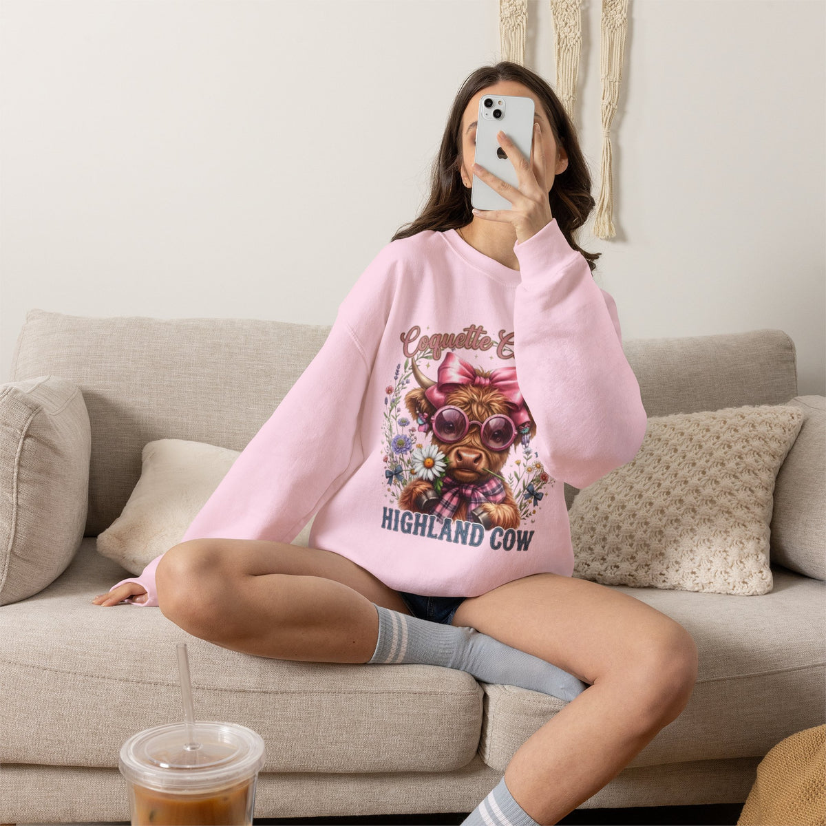 Sweatshirt mit Hochlandrind, rosa Schleife und Sonnenbrille