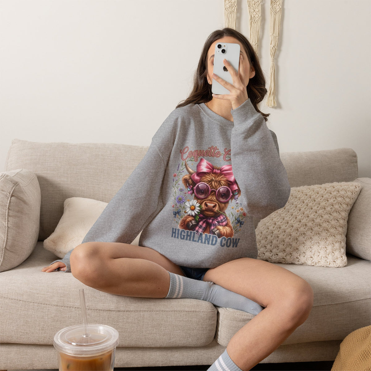 Sweatshirt mit Hochlandrind, rosa Schleife und Sonnenbrille