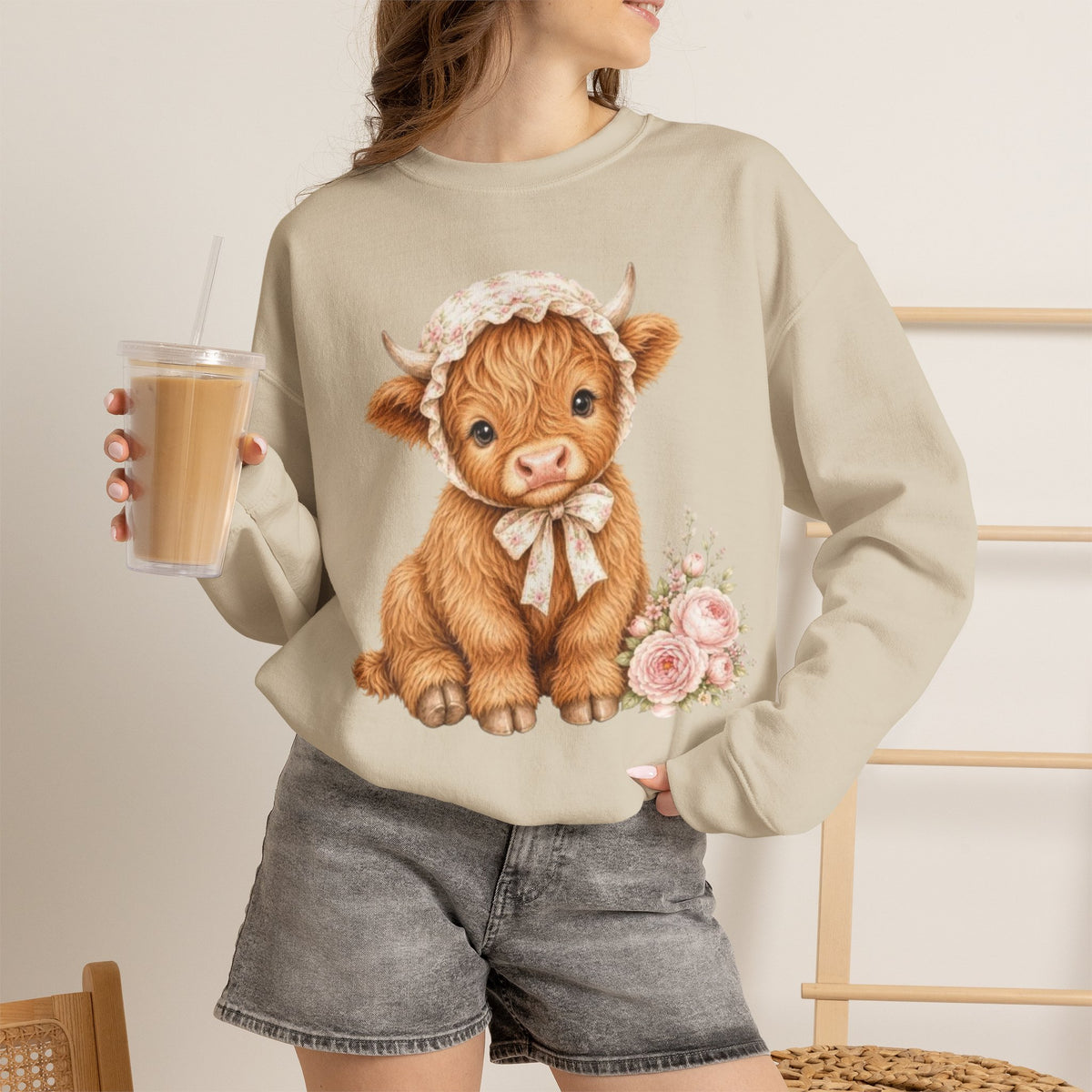Sweatshirt mit Hochlandkalb und rosa Blumen