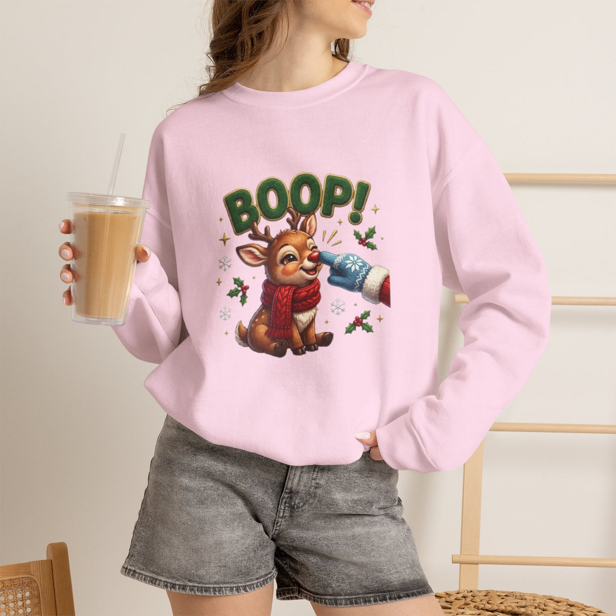 Weihnachtssweatshirt mit Rentier und „BOOP!“-Motiv