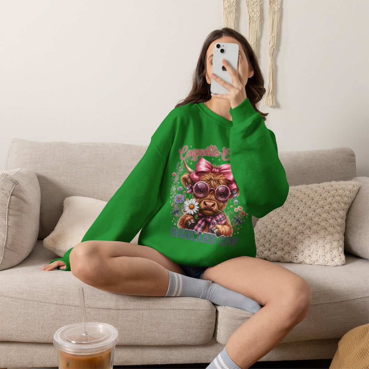 Sweatshirt mit Hochlandrind, rosa Schleife und Sonnenbrille